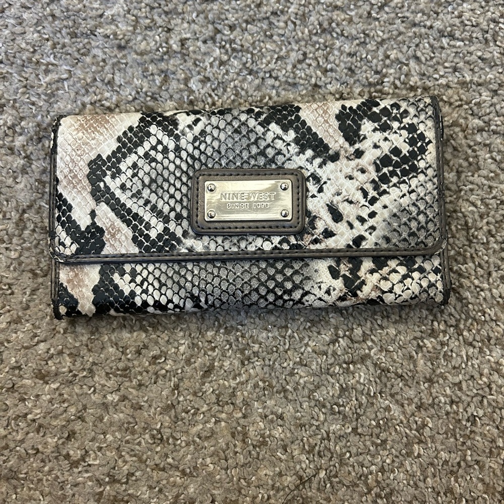 nine west wallet